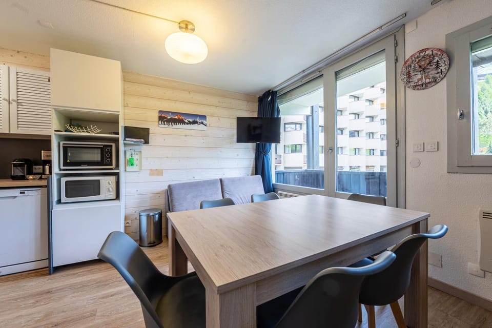 Property building, Kitchen or kitchenette, Living room