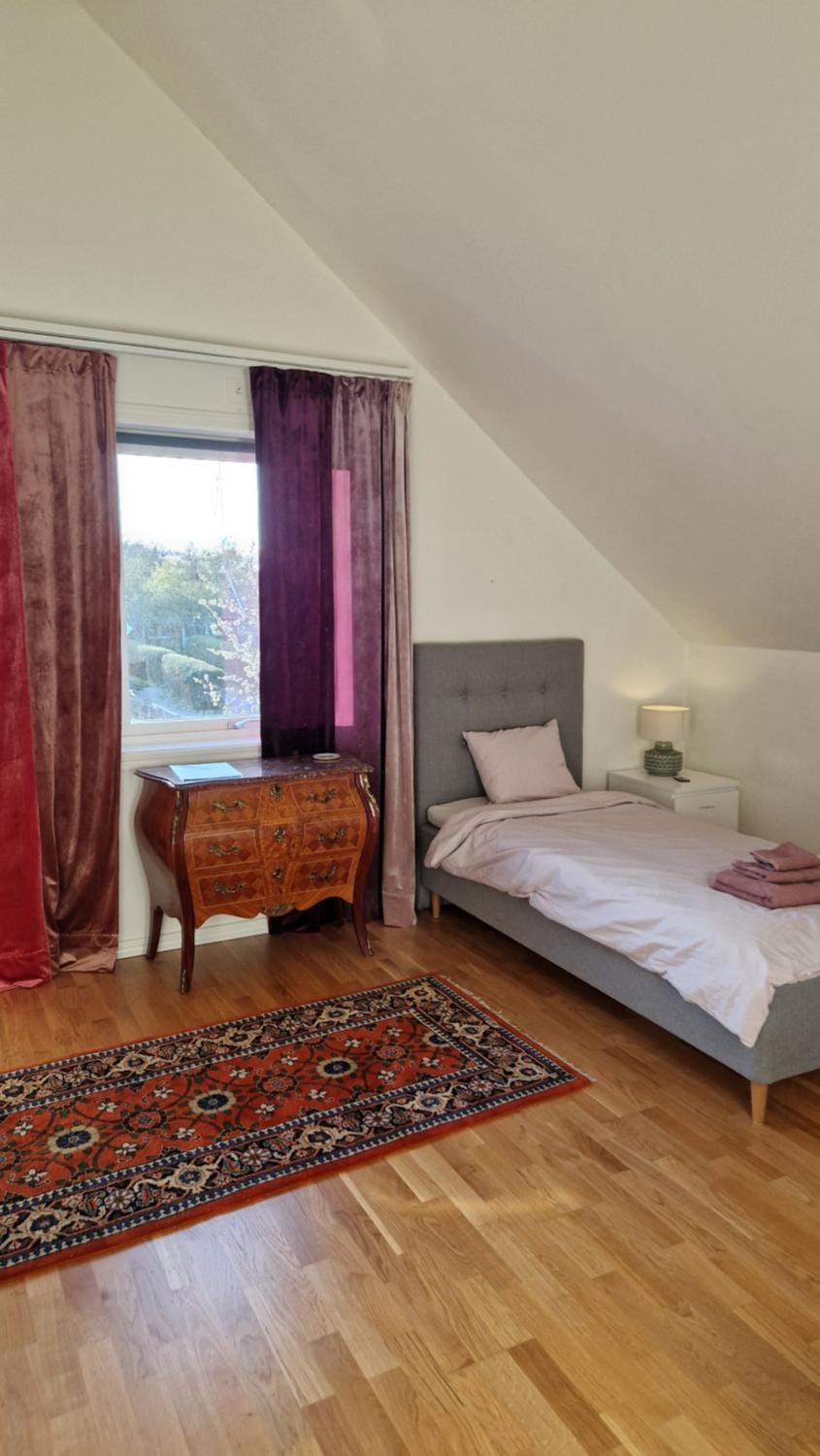 Lila rummet - Rum i familjärt boende, 1 tr upp - Sängkläder, handdukar & egen toalett Vacation rental in Kalmar County, Sweden