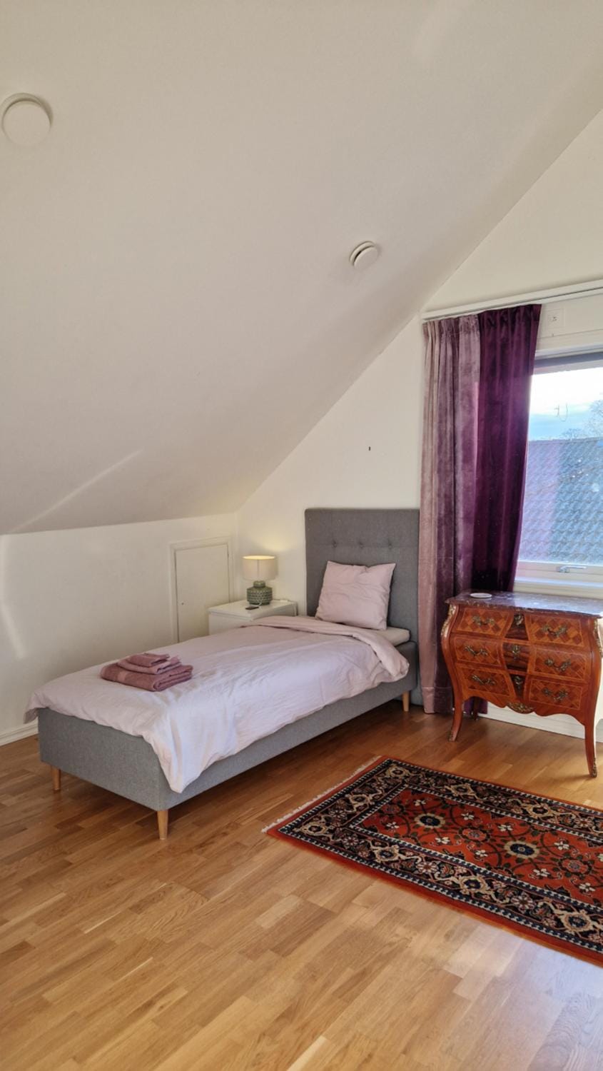 Lila rummet - Rum i familjärt boende, 1 tr upp - Sängkläder, handdukar & egen toalett Vacation rental in Kalmar County, Sweden