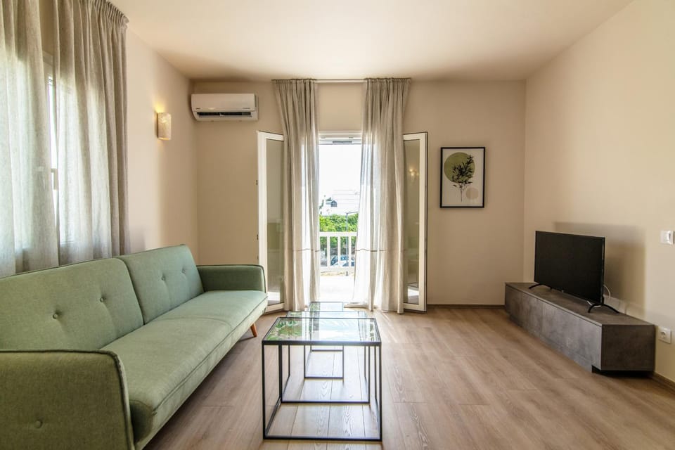 TV and multimedia, Living room, Seating area, air conditioner