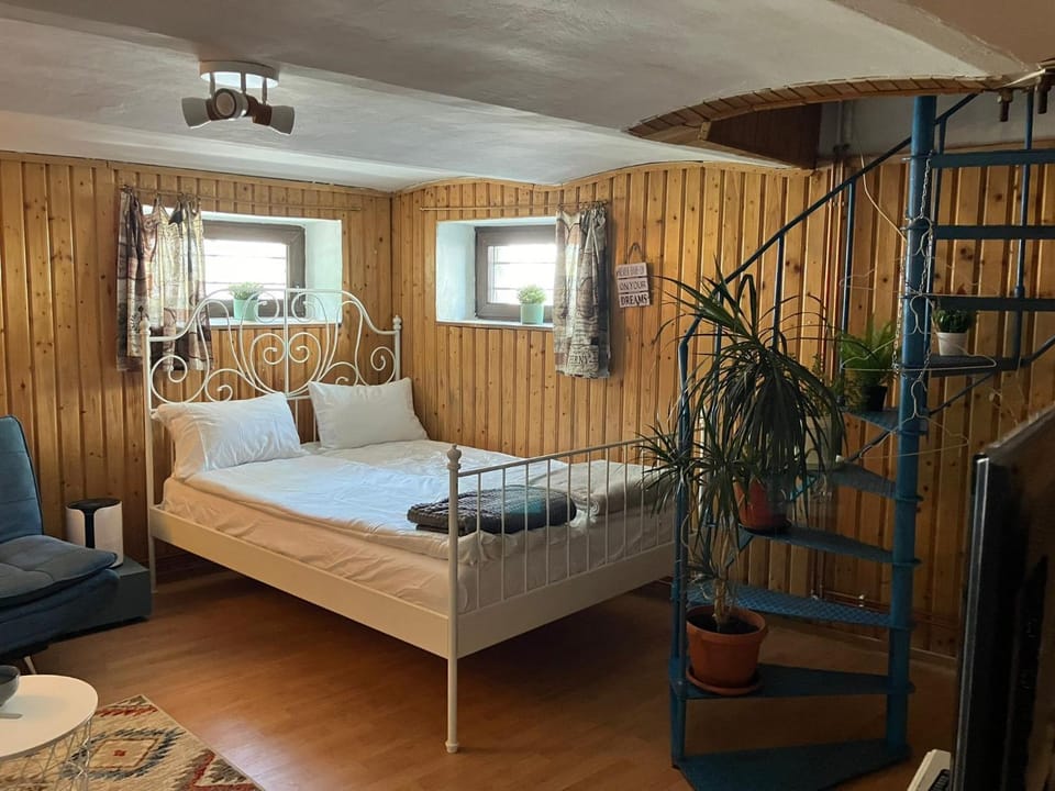 Hilltop Retro Home Apartment in Sibiu