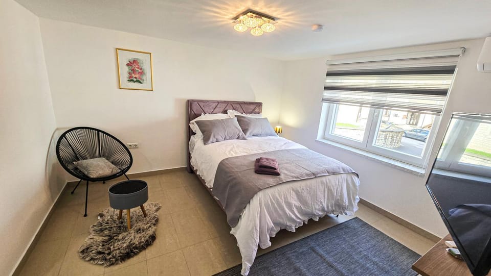 Bed, Bedroom, towels