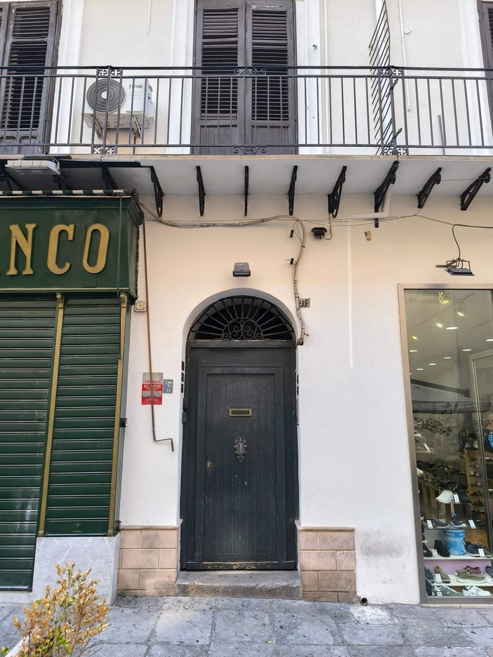Facade/entrance, Day, City view, Street view
