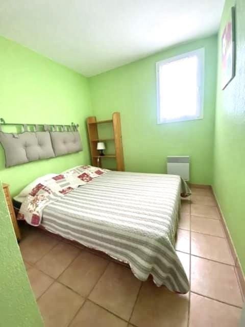 T2 cabine avec piscine collective, parking, climatisation pour 4 personnes Cabin in Saintes-Maries-de-la-Mer