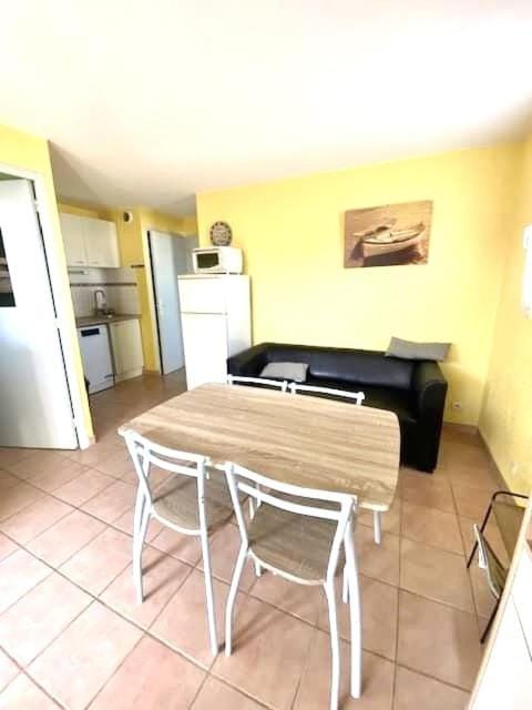 T2 cabine avec piscine collective, parking, climatisation pour 4 personnes Cabin in Saintes-Maries-de-la-Mer