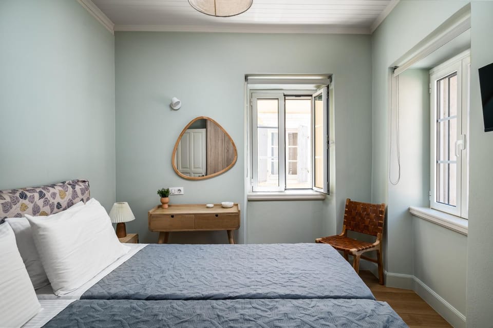 Bed, TV and multimedia, Bedroom