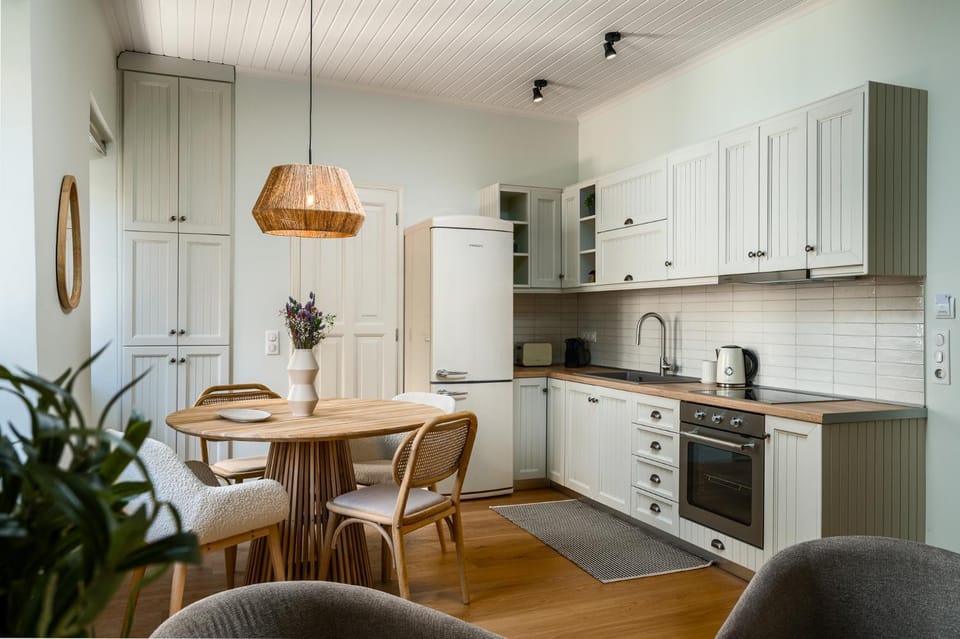 Kitchen or kitchenette, Dining area, oven, stove