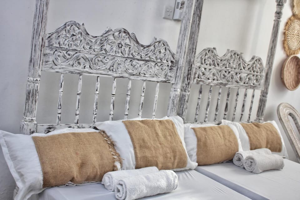 Bed, Photo of the whole room, Decorative detail, Bedroom, towels