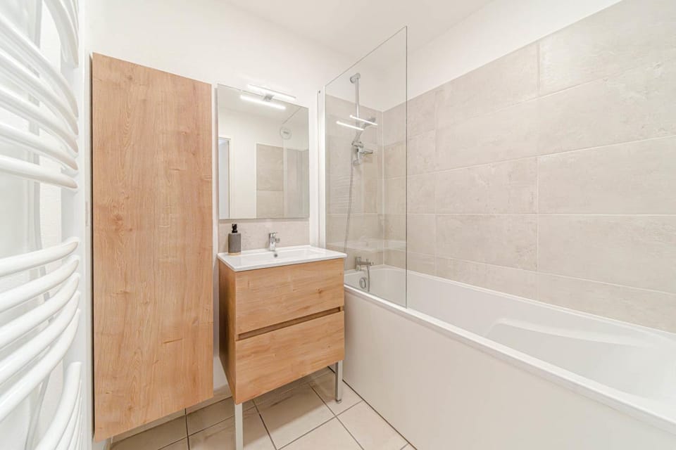 Large bright apartment with balcony Villeurbanne Apartment in Villeurbanne