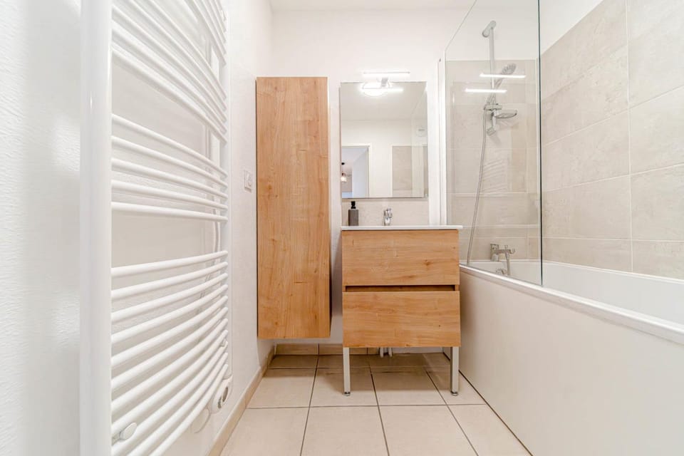 Large bright apartment with balcony Villeurbanne Apartment in Villeurbanne