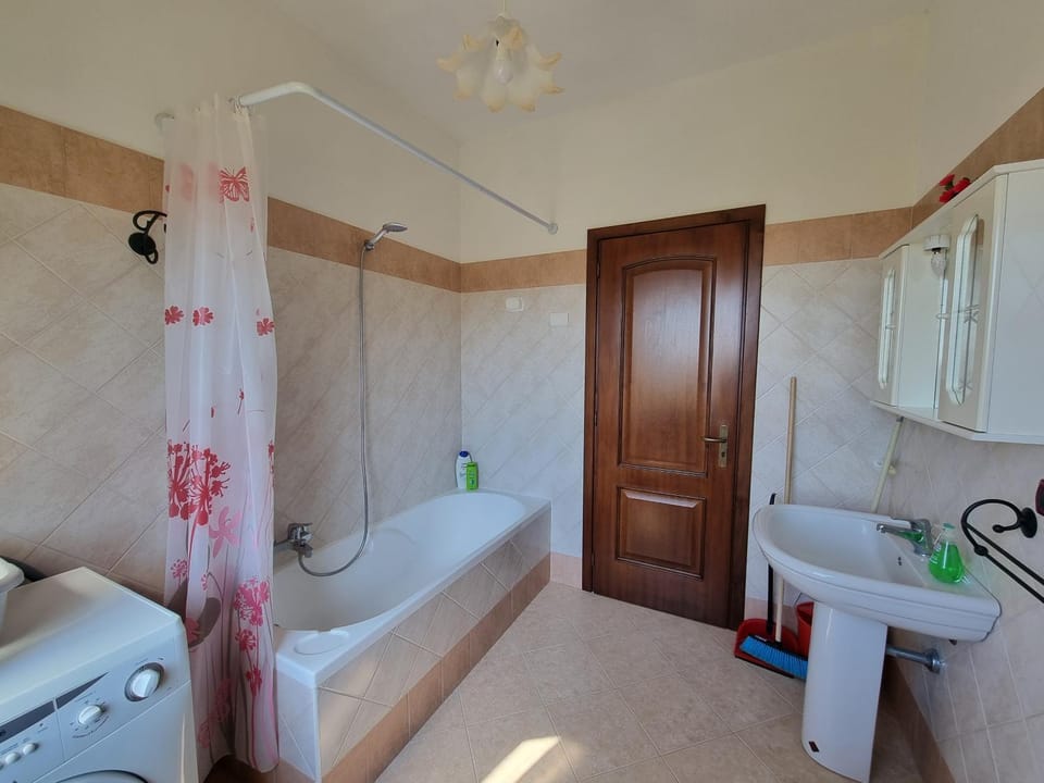 Shower, Toilet, Bathroom, Bath, bidet, internet, towels, washing machine