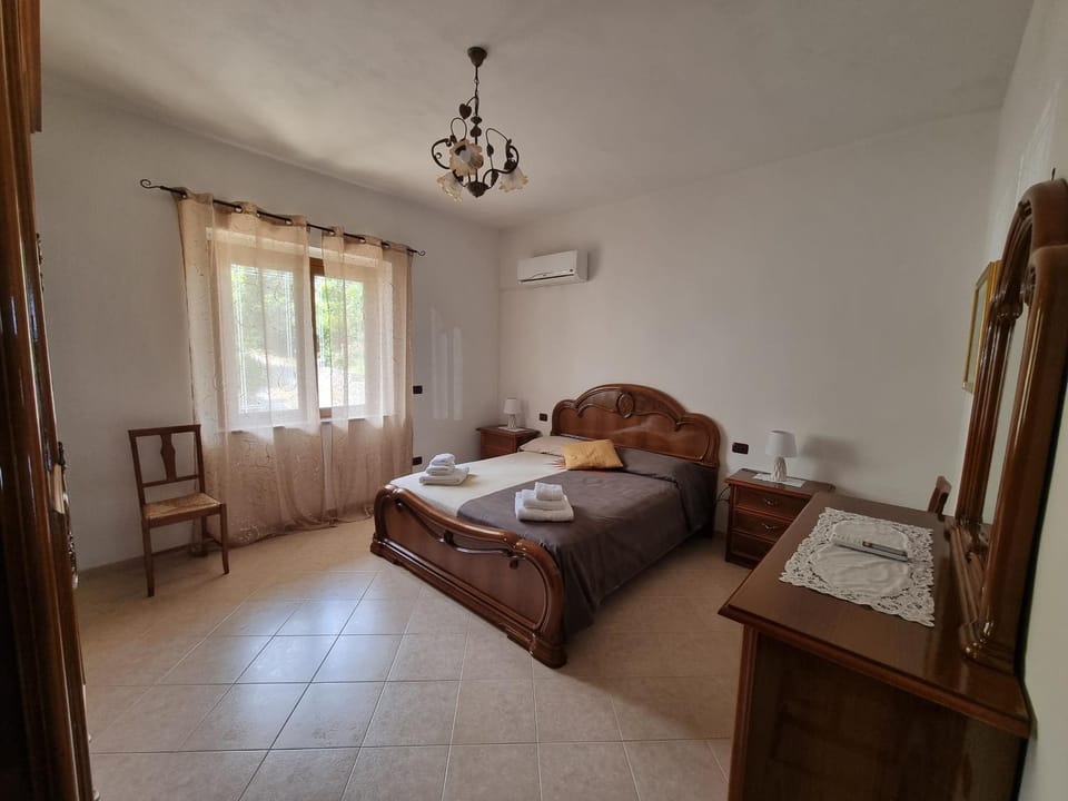 Bed, Photo of the whole room, Bedroom, Garden view, internet, towels, wardrobe, air conditioner