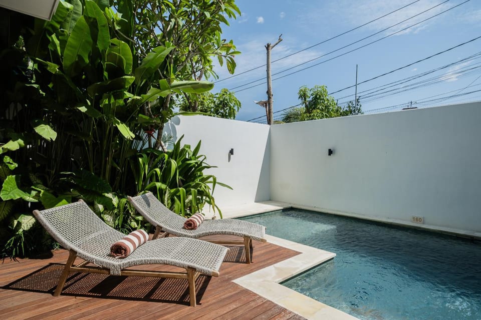 Swimming pool, sunbed