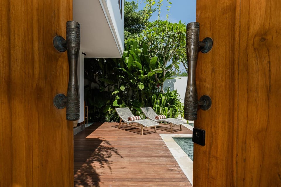 Facade/entrance, Swimming pool