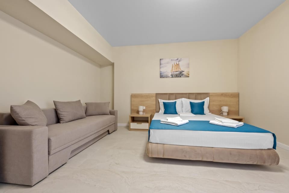 Bed, Living room, Photo of the whole room, Seating area