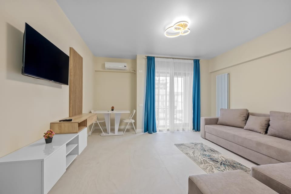 Communal lounge/ TV room, TV and multimedia, Living room, Evening entertainment, Family, air conditioner