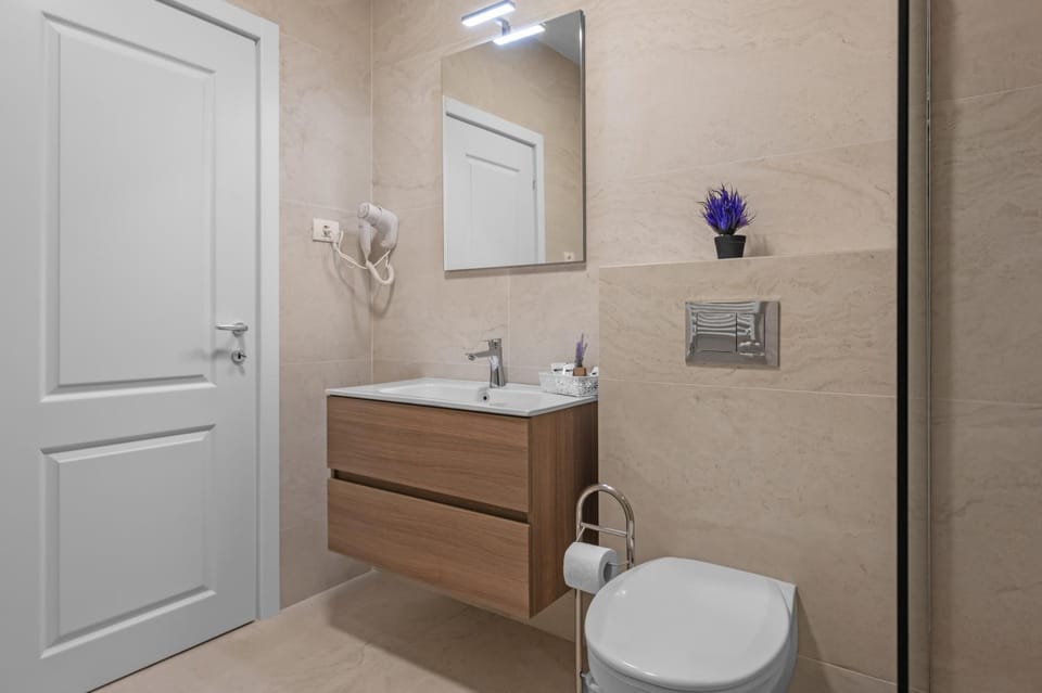 Toilet, Bathroom, towels