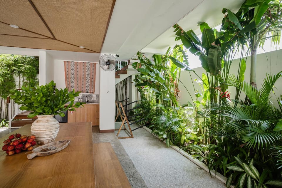 Kitchen or kitchenette, Garden view