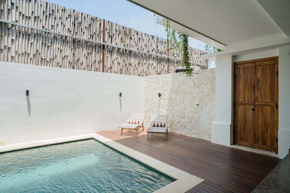 Swimming pool, sunbed