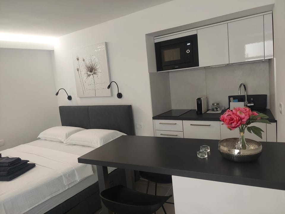 Bed, Kitchen or kitchenette