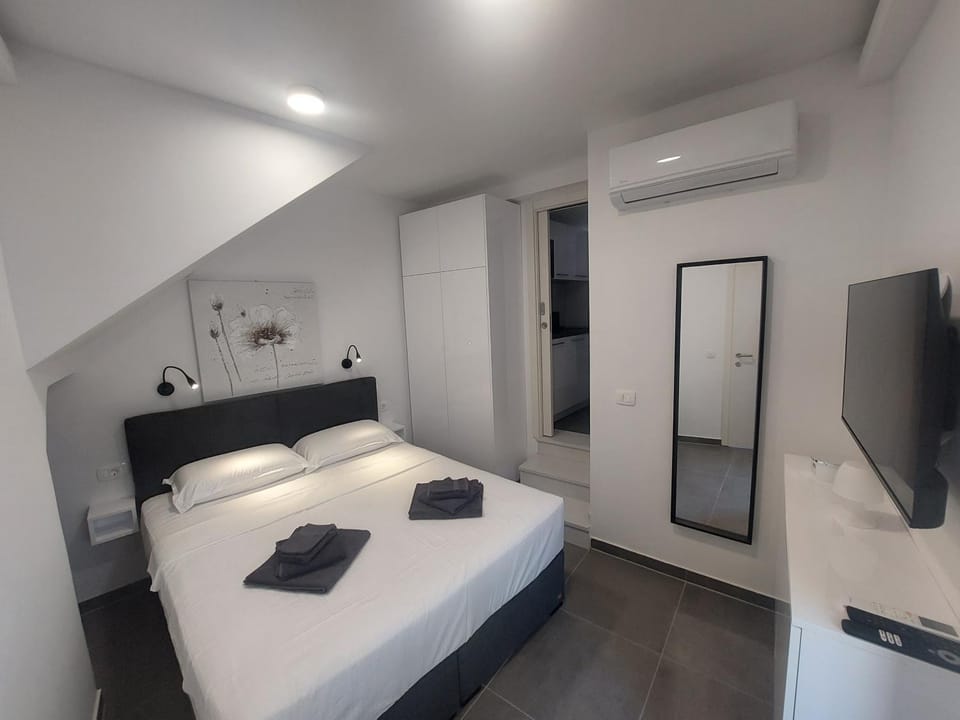 Bed, TV and multimedia, Bedroom, wardrobe