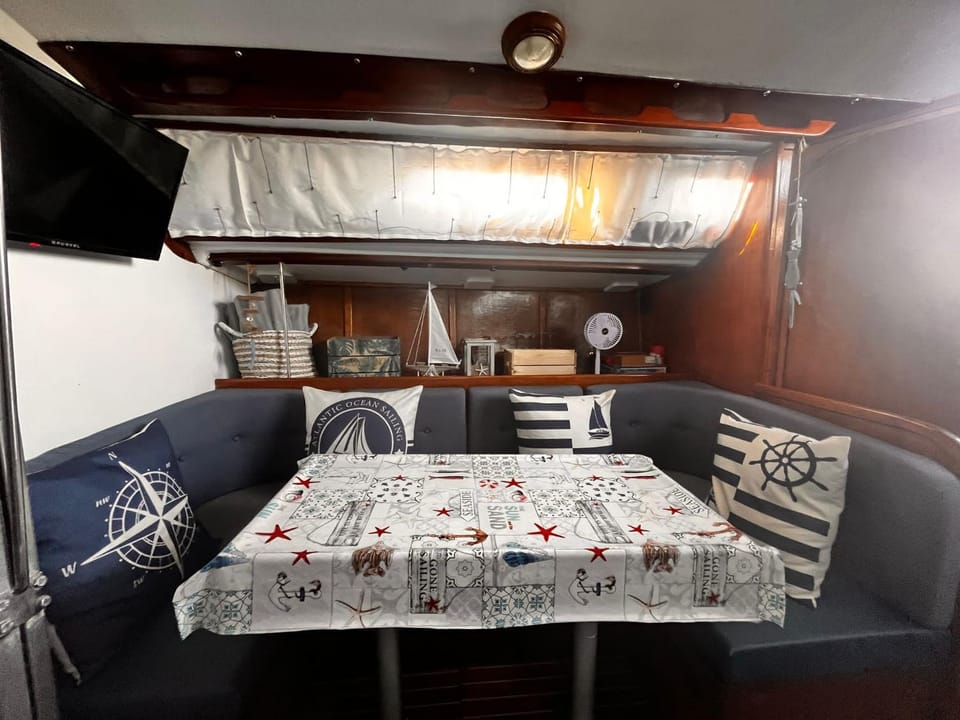 TV and multimedia, Living room, Seating area, Dining area