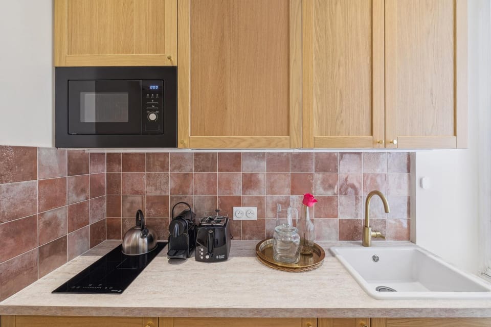 Coffee/tea facilities, Kitchen or kitchenette, stove