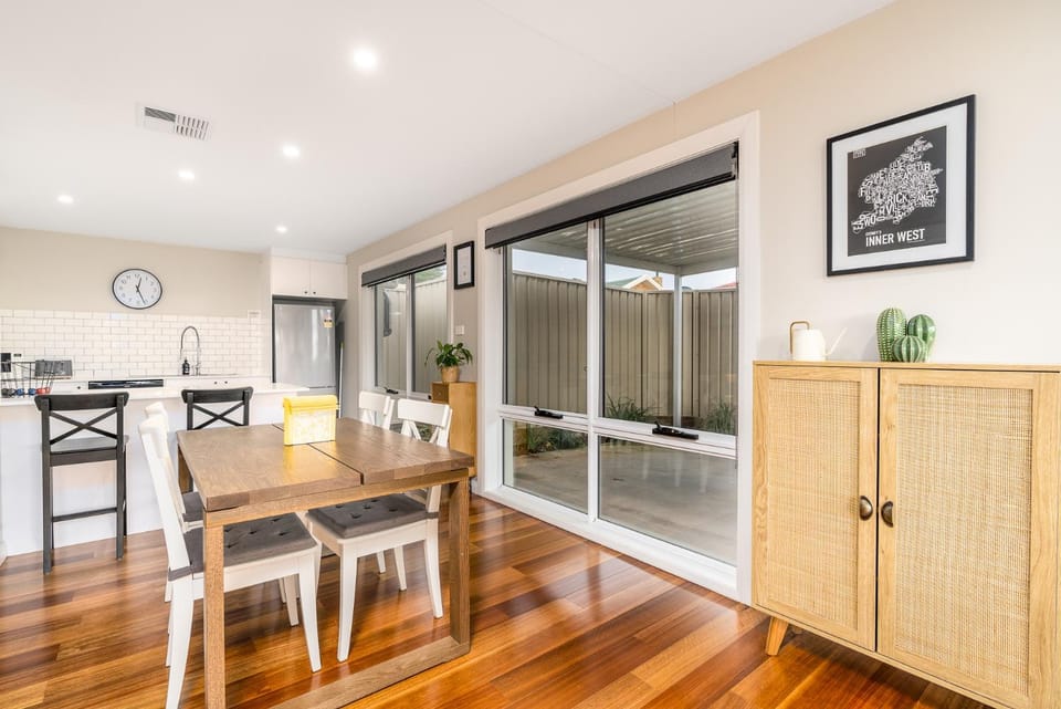 Kitchen or kitchenette, Seating area, Dining area