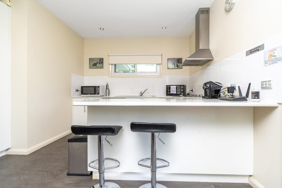 Coffee/tea facilities, Kitchen or kitchenette, stove, toaster