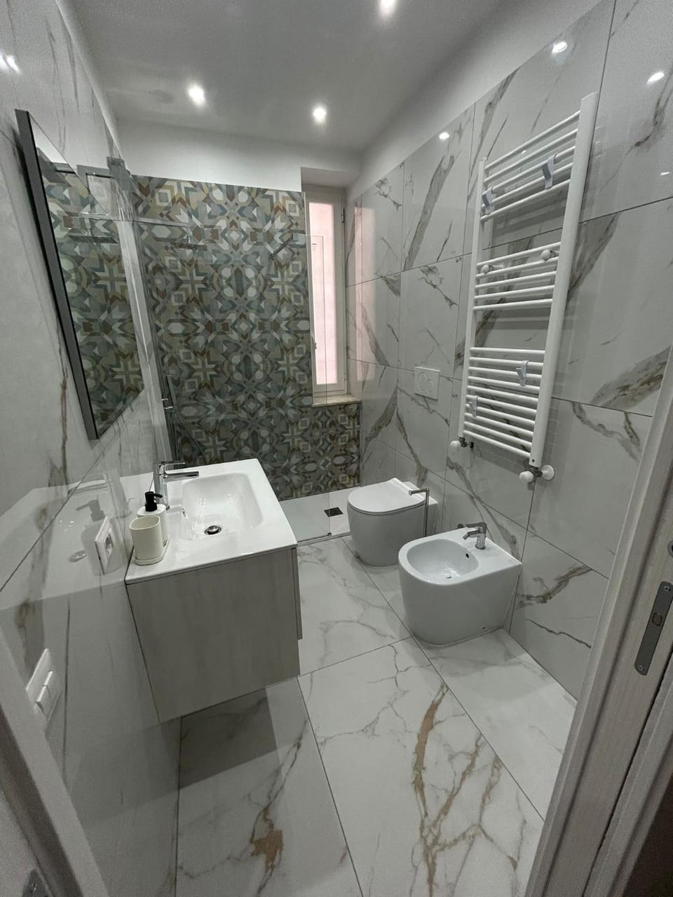 Shower, Toilet, Bathroom, Bath, bidet, towels