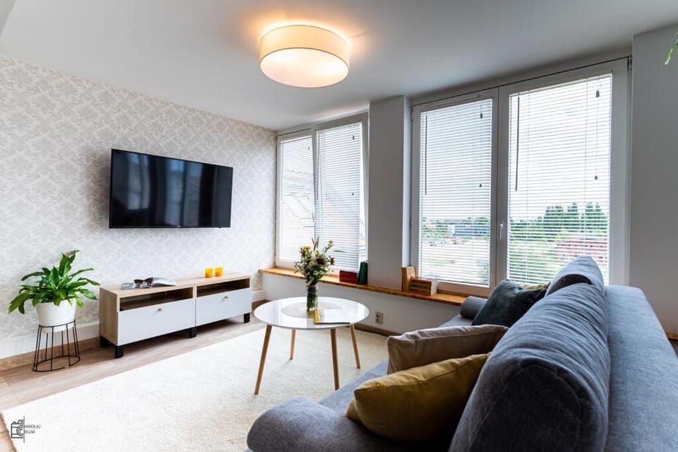 TV and multimedia, Living room, Seating area, Evening entertainment