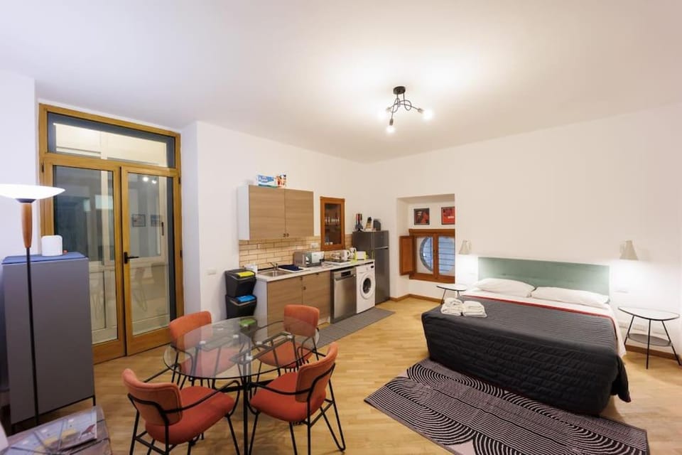 Dante Studio Apartment Super Central next metro Apartment in Naples