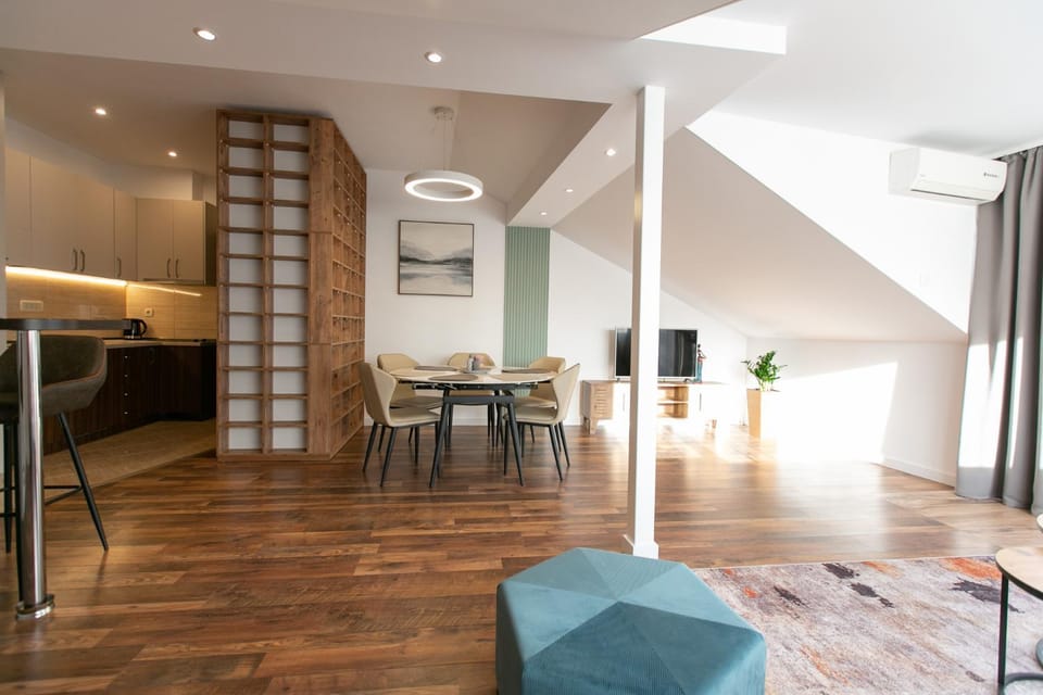 Kitchen or kitchenette, Seating area, Dining area