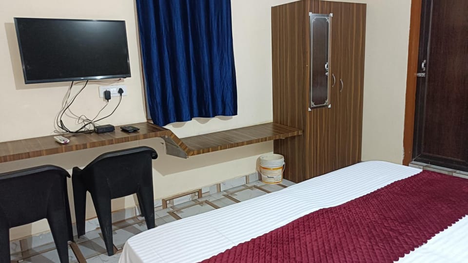 Communal lounge/ TV room, Bed, TV and multimedia
