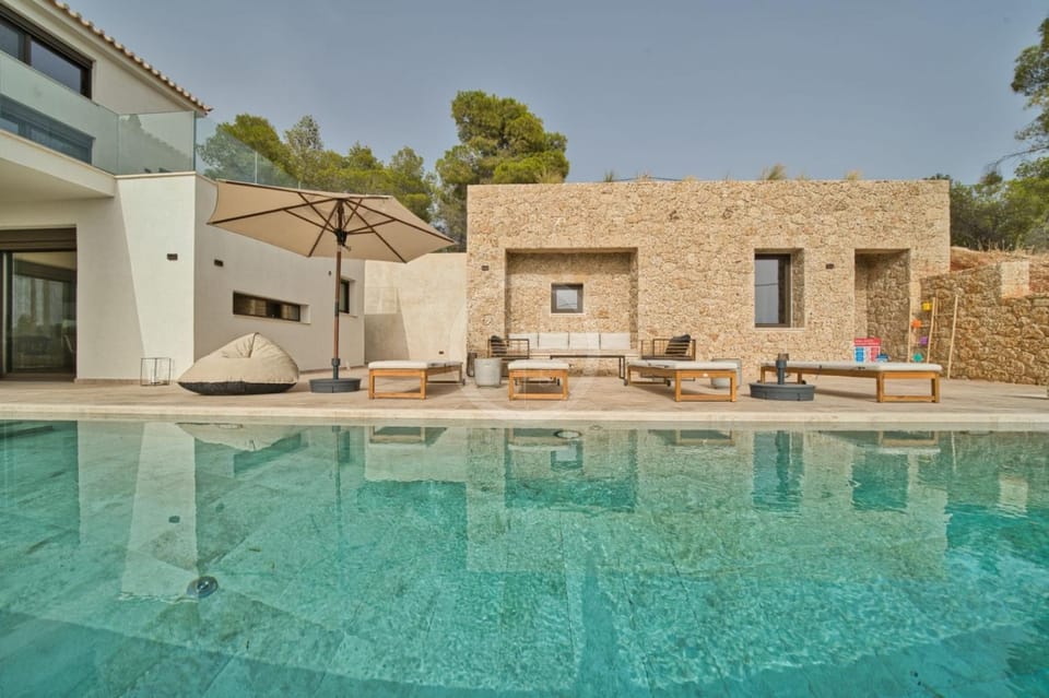 Patio, Pool view, Swimming pool, sunbed