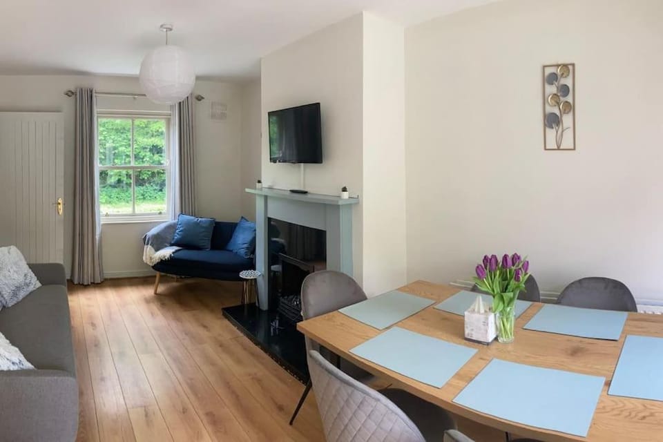 Communal lounge/ TV room, TV and multimedia, Living room, Seating area, Dining area