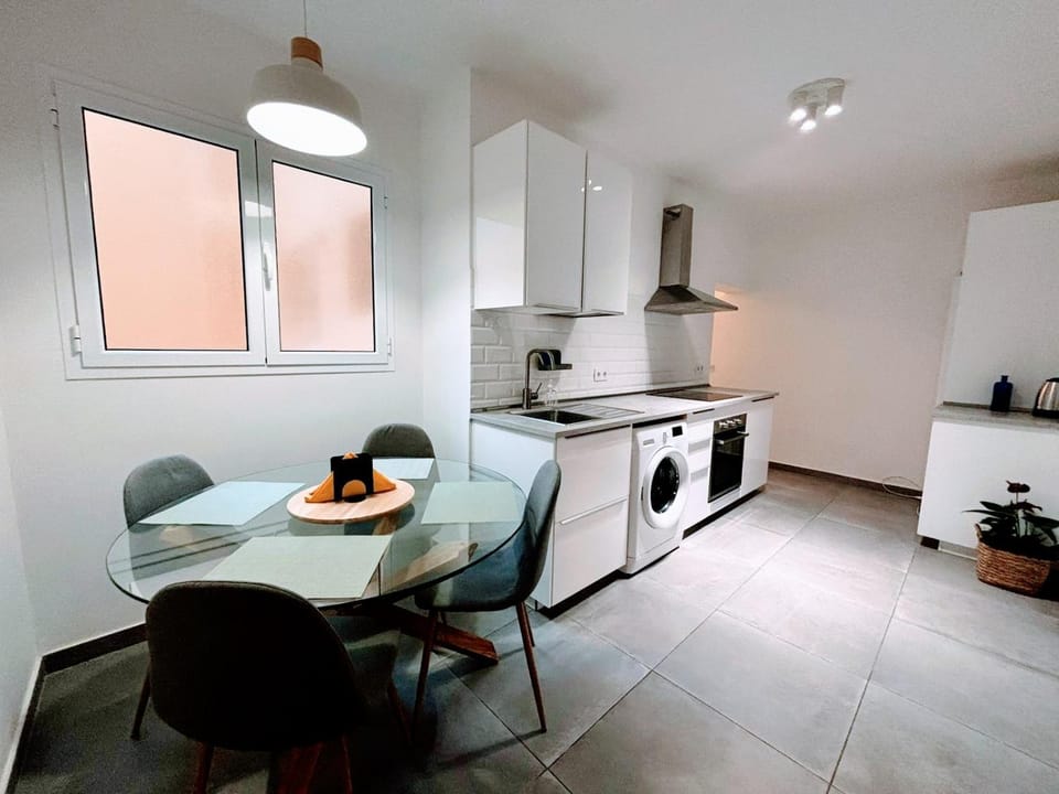 Kitchen or kitchenette, Dining area, oven, stove