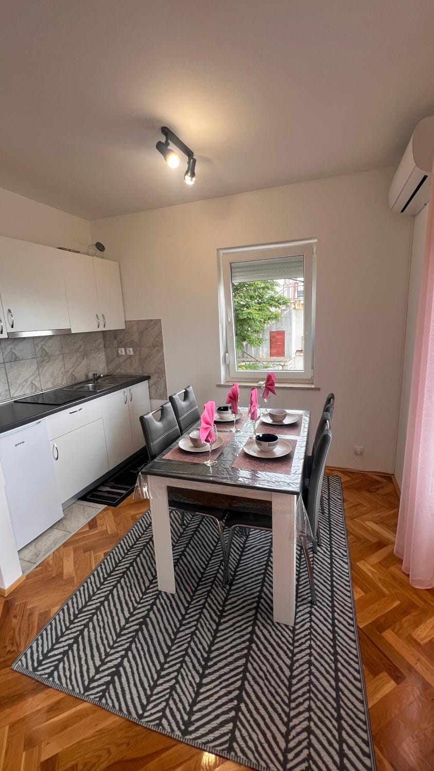 Kitchen or kitchenette, Dining area