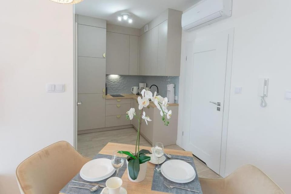Kitchen or kitchenette, Dining area, wardrobe