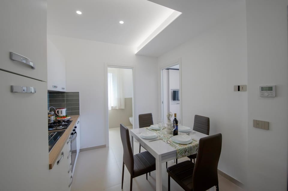 Kitchen or kitchenette, Dining area, oven, stove