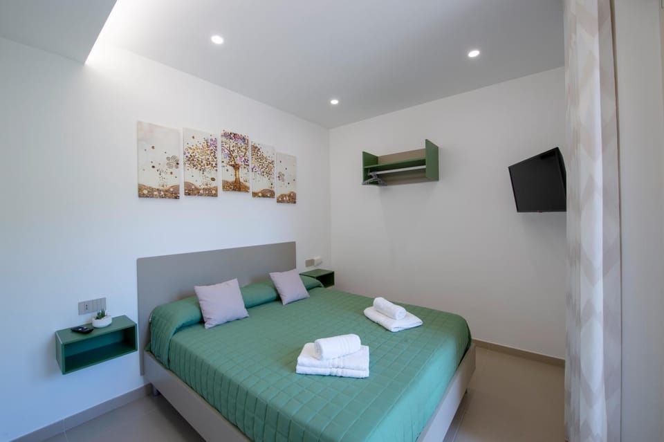 Bed, TV and multimedia, Photo of the whole room, Bedroom, towels