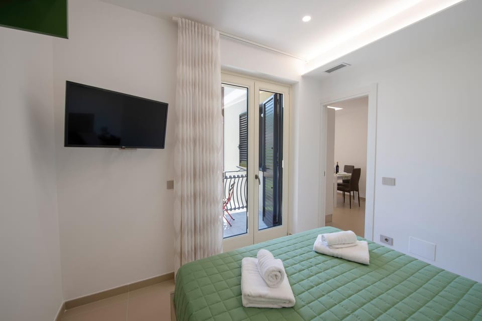 Bed, TV and multimedia, Bedroom, towels