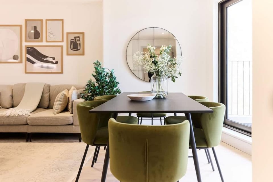 The South Wimbledon Escape - Lovely 3BDR with Balcony Apartment in London
