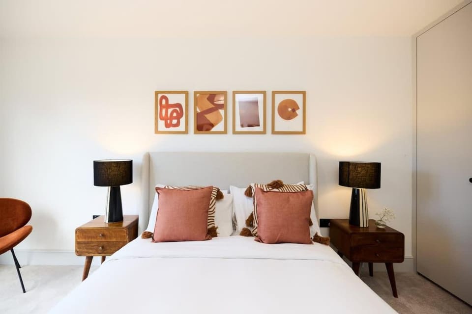 The South Wimbledon Escape - Lovely 3BDR with Balcony Apartment in London