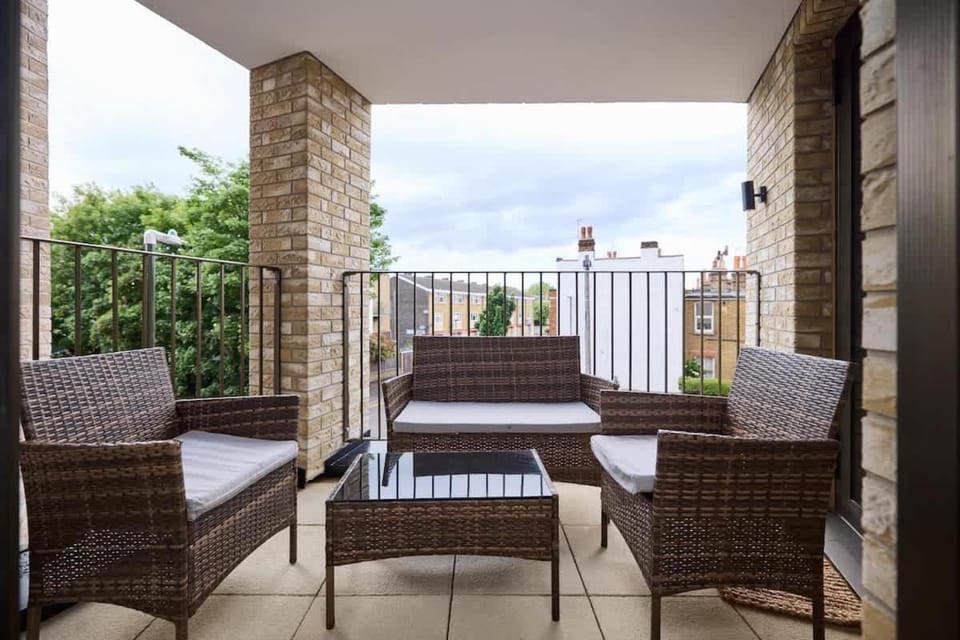 The South Wimbledon Escape - Lovely 3BDR with Balcony Apartment in London