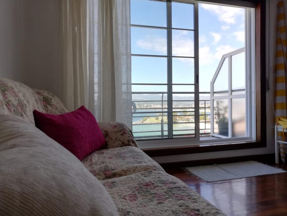 Communal lounge/ TV room, View (from property/room), Balcony/Terrace, Living room, City view, Mountain view, Sea view, Street view