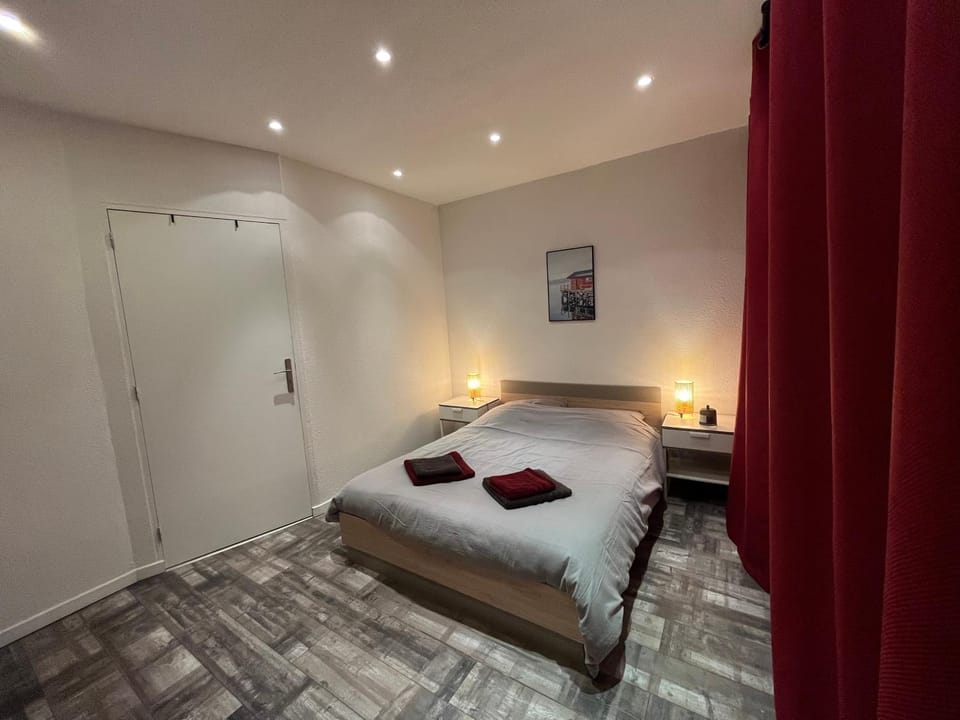 Bed, Photo of the whole room, Bedroom, Inner courtyard view, heating, internet, towels, wardrobe