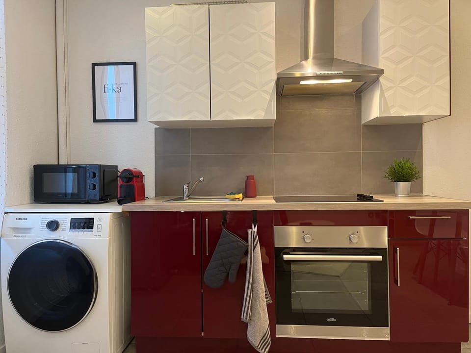 Coffee/tea facilities, Kitchen or kitchenette, Quiet street view, microwave, oven, stove, towels, washing machine, dryer