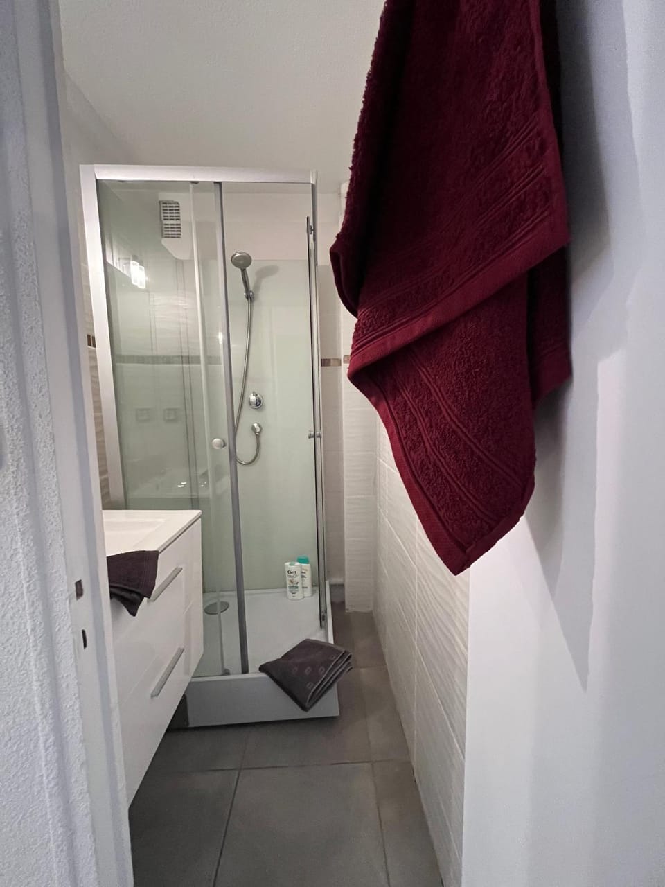 Shower, Bathroom, heating, towels