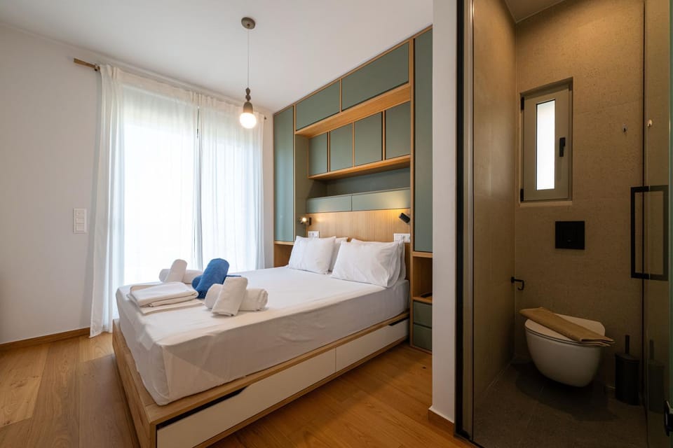 Toilet, Bed, Bathroom, Photo of the whole room, Bedroom, towels
